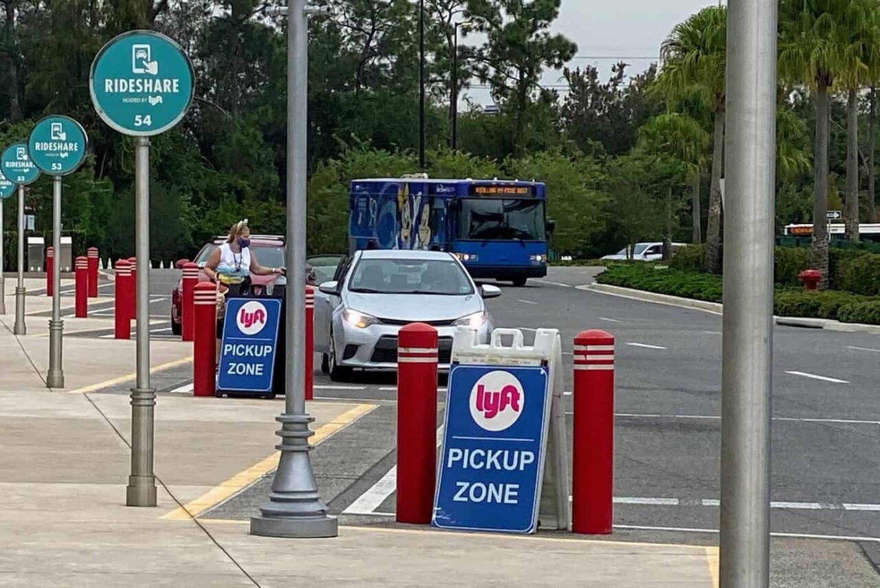Disney Springs Rideshare Sign 1 | 2026 奧蘭多迪士尼世界攻略 — 門票、天數、交通全指南 Disney Springs Rideshare Sign 1