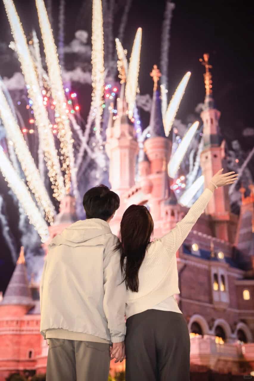 Illuminate Where To Watch Backside | 2026 上海迪士尼表演與角色見面攻略 — 必看表演、遊行、煙火位置、角色合照一次看 Illuminate Where To Watch Backside | 遊迪士尼 Your Disney