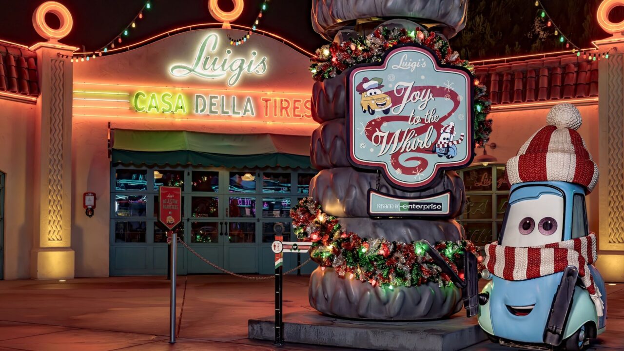 Dlr Christmas 2026 Cars Land | 2026 加州迪士尼聖誕節攻略|聖誕遊行+World Of Color 聖誕水舞秀 聖誕布置的 Cars Land 與戴聖誕帽的圭多