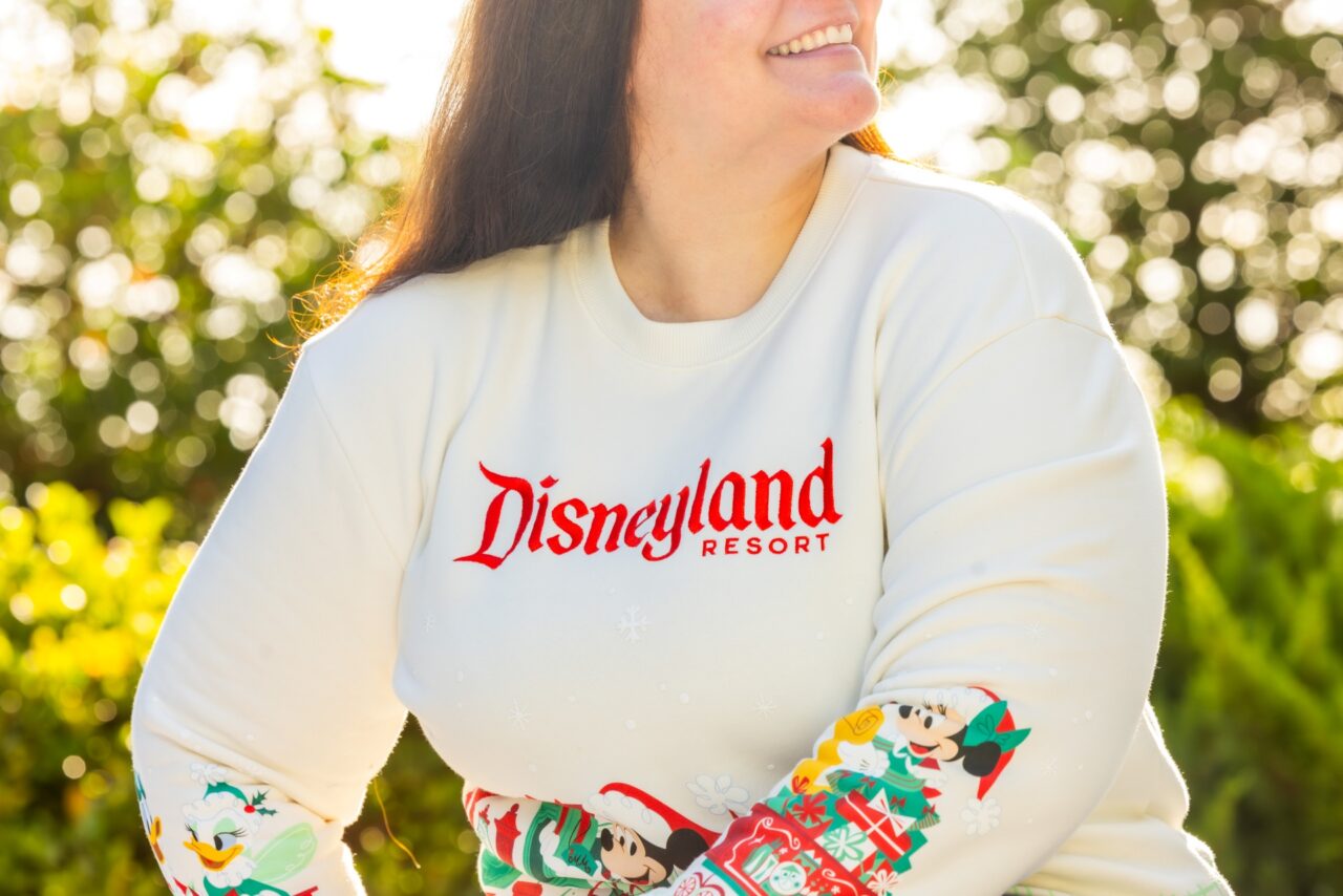 Dlr Christmas 2026 Disneyland Sweatshirt | 2026 加州迪士尼聖誕節攻略|聖誕遊行+World Of Color 聖誕水舞秀 袖子印有米奇和朋友聖誕圖案的 Disneyland Resort 米白色大學T