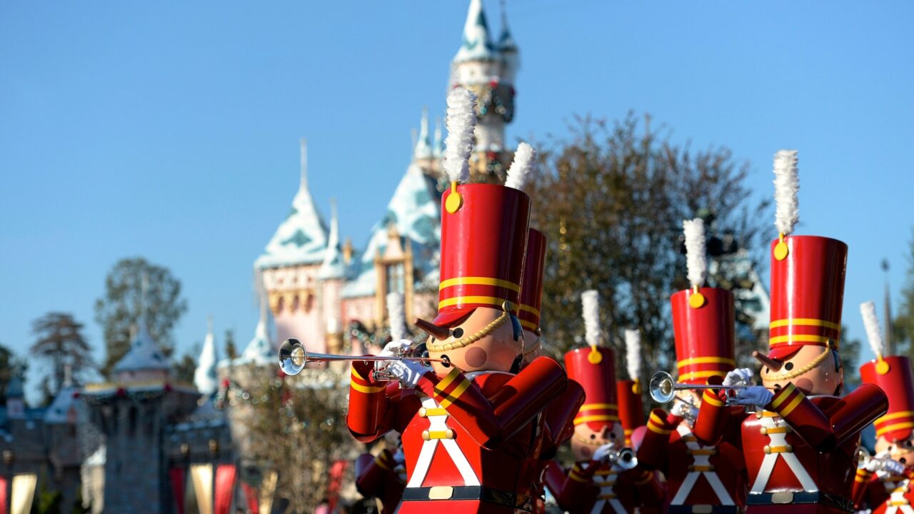 Dlr Christmas 2026 Fantasy Parade | 2026 加州迪士尼聖誕節攻略|聖誕遊行+World Of Color 聖誕水舞秀 A Christmas Fantasy Parade 的玩具士兵走過迪士尼樂園睡美人城堡前