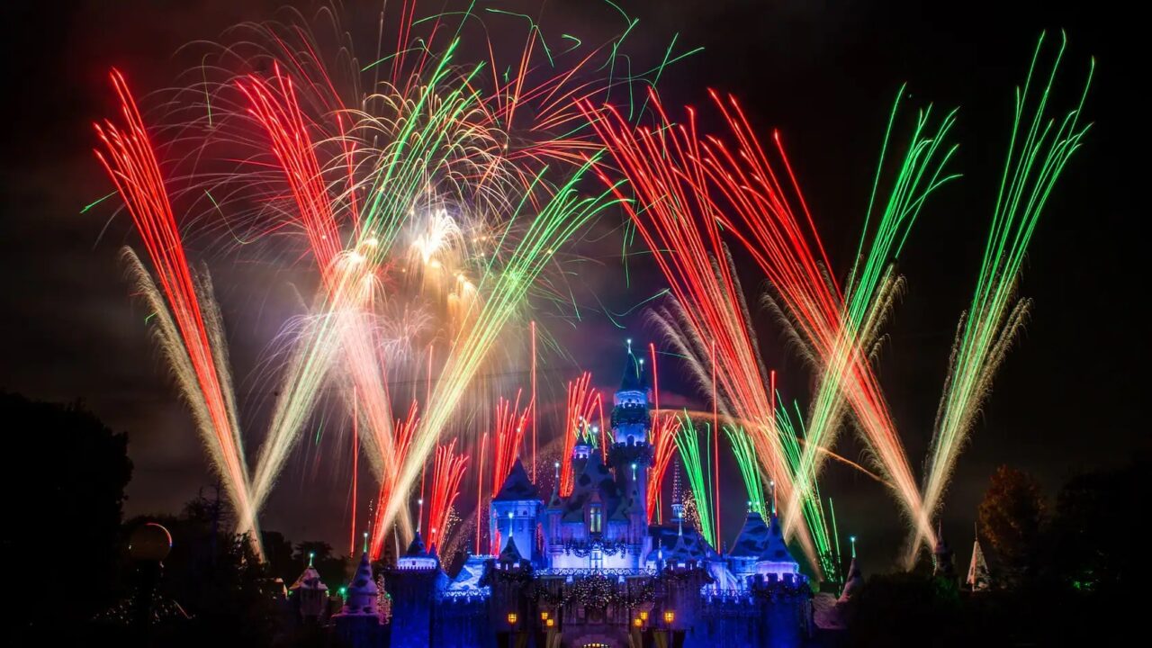 Dlr Christmas 2026 Fireworks | 2026 加州迪士尼聖誕節攻略|聖誕遊行+World Of Color 聖誕水舞秀 迪士尼樂園睡美人城堡上方的紅綠色聖誕煙火