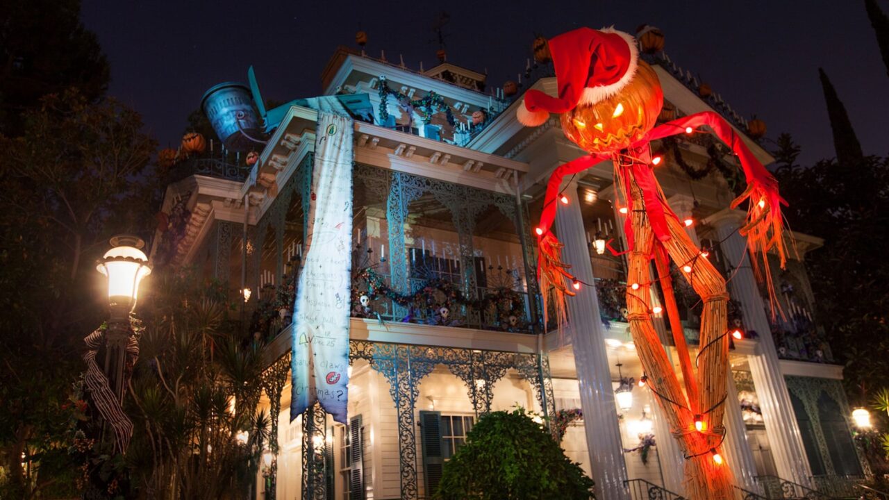 Dlr Christmas 2026 Haunted Mansion Holiday | 2026 加州迪士尼聖誕節攻略|聖誕遊行+World Of Color 聖誕水舞秀 戴聖誕帽的南瓜蜘蛛裝飾在 Haunted Mansion Holiday 外牆上