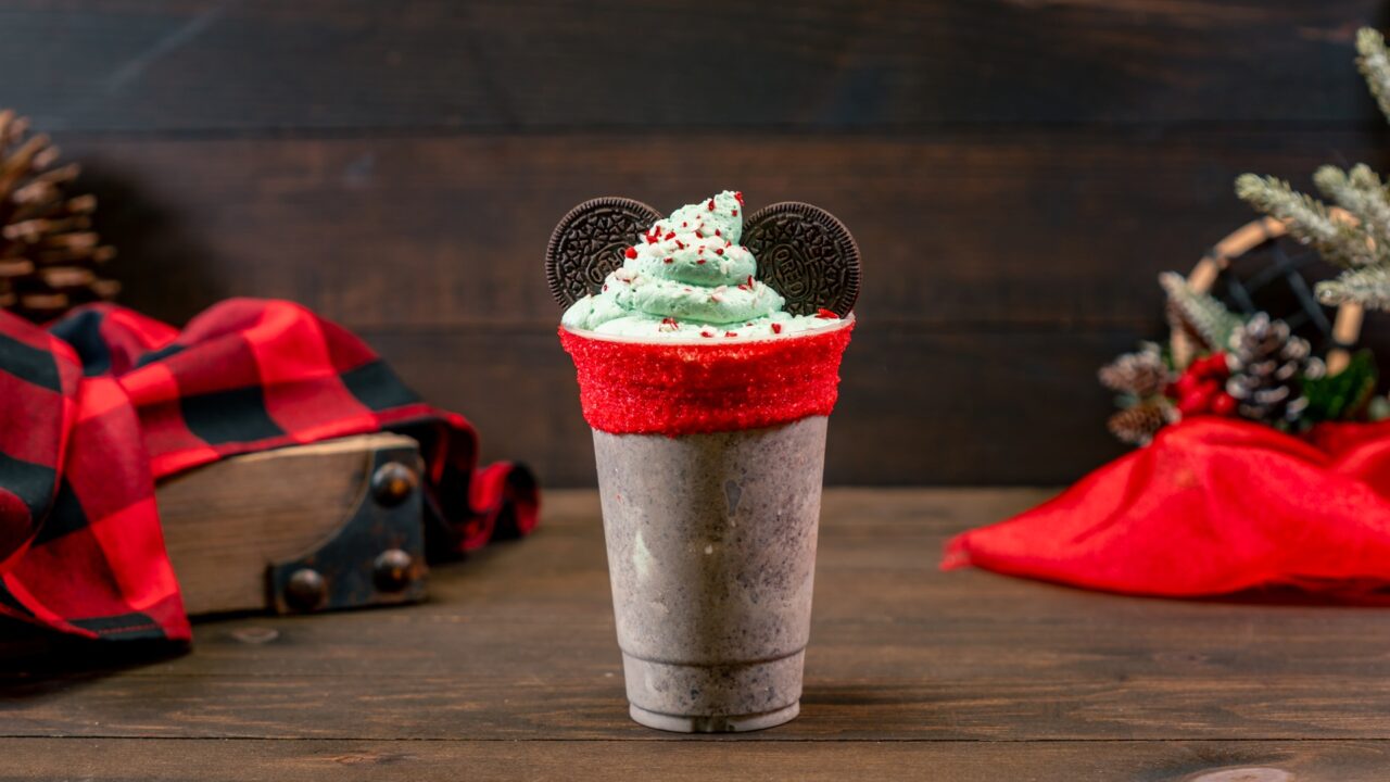 Dlr Christmas 2026 Mickey Elf Shake | 2026 加州迪士尼聖誕節攻略|聖誕遊行+World Of Color 聖誕水舞秀 杯緣沾紅糖、綠色奶油上插著兩片巧克力餅乾耳朵的精靈米奇奶昔
