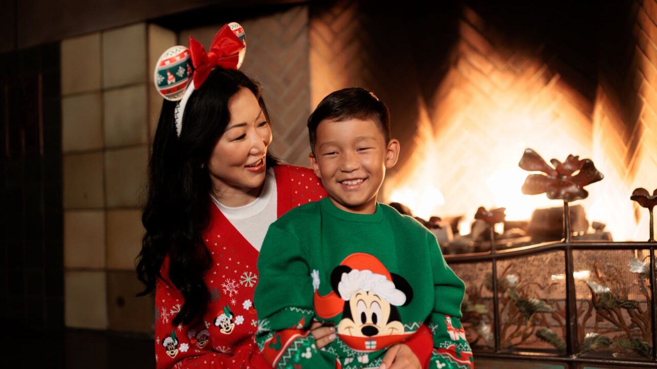 Dlr Christmas 2026 Mickey Holiday Collection | 2026 加州迪士尼聖誕節攻略|聖誕遊行+World Of Color 聖誕水舞秀 壁爐前穿米奇聖誕毛衣的親子,媽媽戴著聖誕米妮髮箍