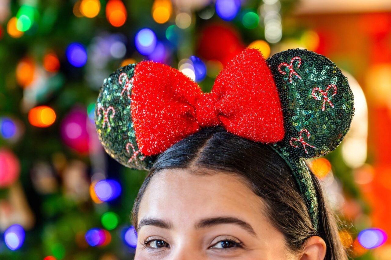 Dlr Christmas 2026 Minnie Ear Headband | 2026 加州迪士尼聖誕節攻略|聖誕遊行+World Of Color 聖誕水舞秀 紅色亮片蝴蝶結和綠色拐杖糖圖案耳朵的米妮聖誕髮箍