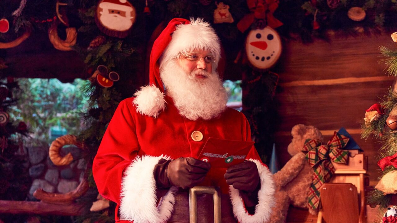 Dlr Christmas 2026 Santa | 2026 加州迪士尼聖誕節攻略|聖誕遊行+World Of Color 聖誕水舞秀 坐在聖誕布置小屋裡的聖誕老公公