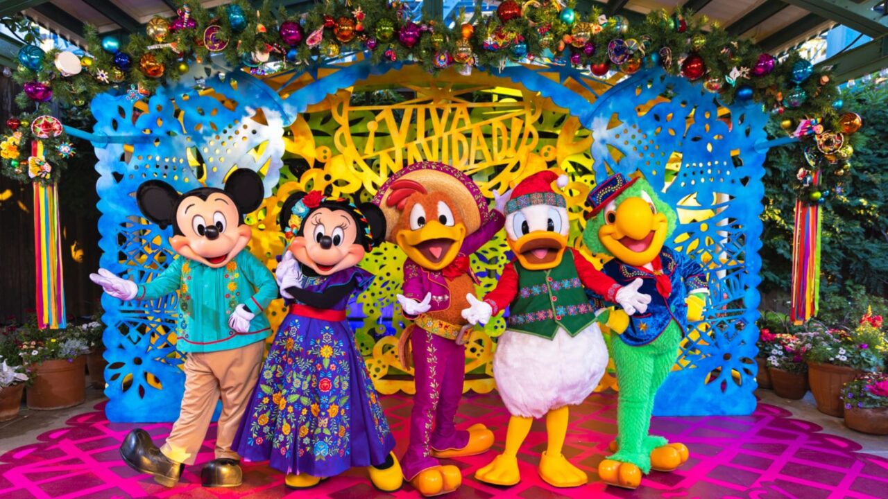 Dlr Christmas 2026 Viva Navidad | 2026 加州迪士尼聖誕節攻略|聖誕遊行+World Of Color 聖誕水舞秀 米奇、米妮和唐老鴨等三騎士在 ¡Viva Navidad! 布景前