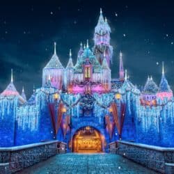 雪夜裡點亮的迪士尼樂園睡美人冬季城堡