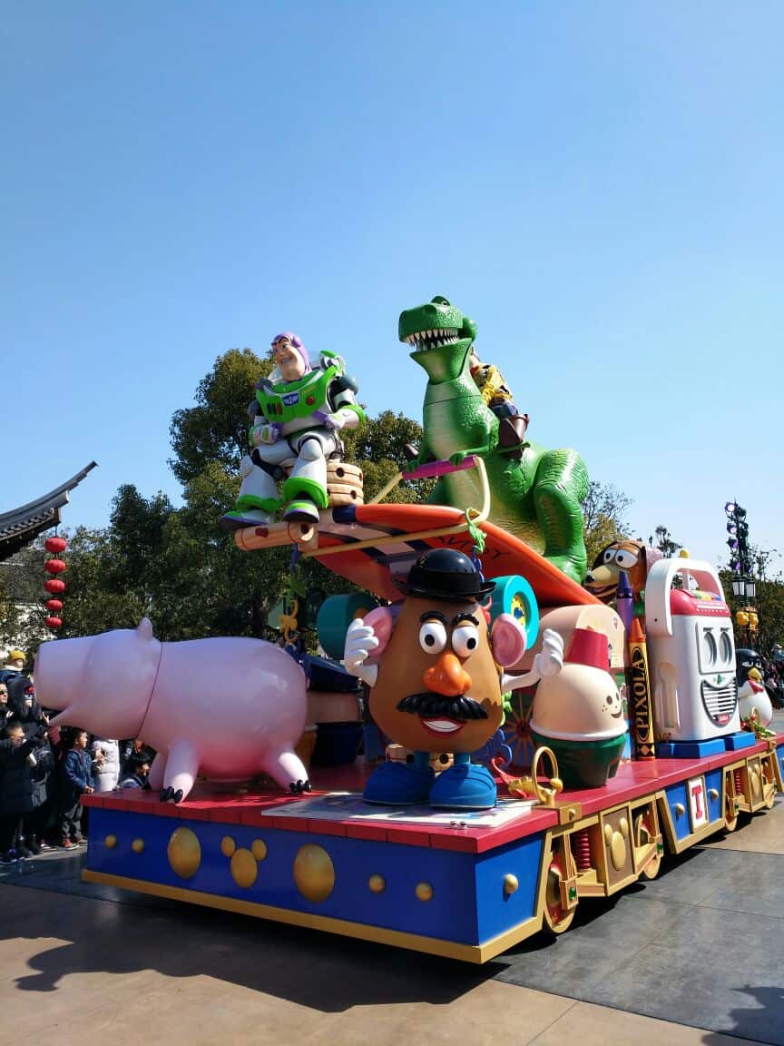 Shd Mickeys Storybook Express Toy Story | 2026 上海迪士尼表演與角色見面攻略 — 必看表演、遊行、煙火位置、角色合照一次看 Shd Mickeys Storybook Express Toy Story | 遊迪士尼 Your Disney