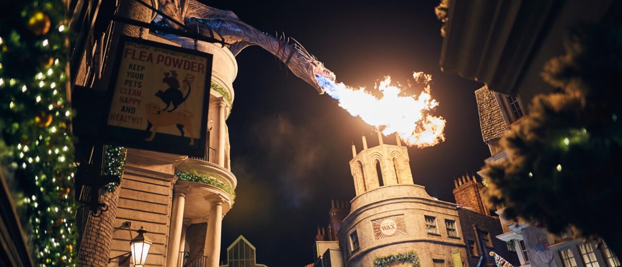 Uor Christmas 2026 Diagon Alley | 2026 奧蘭多環球影城聖誕節攻略|3園哈利波特聖誕+梅西百貨節日大遊行 古靈閣屋頂的火龍對著掛滿聖誕裝飾的斜角巷噴火