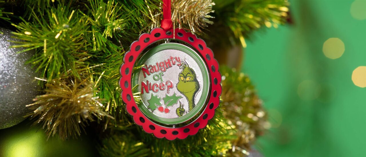Uor Christmas 2026 Grinch Ornament | 2026 奧蘭多環球影城聖誕節攻略|3園哈利波特聖誕+梅西百貨節日大遊行 掛在聖誕樹上的鬼靈精聖誕吊飾,印著 Naughty Or Nice? 字樣