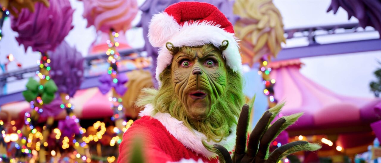 Uor Christmas 2026 Grinchmas | 2026 奧蘭多環球影城聖誕節攻略|3園哈利波特聖誕+梅西百貨節日大遊行 打扮成聖誕老人的鬼靈精,背後是掛滿燈飾的蘇斯博士樂園