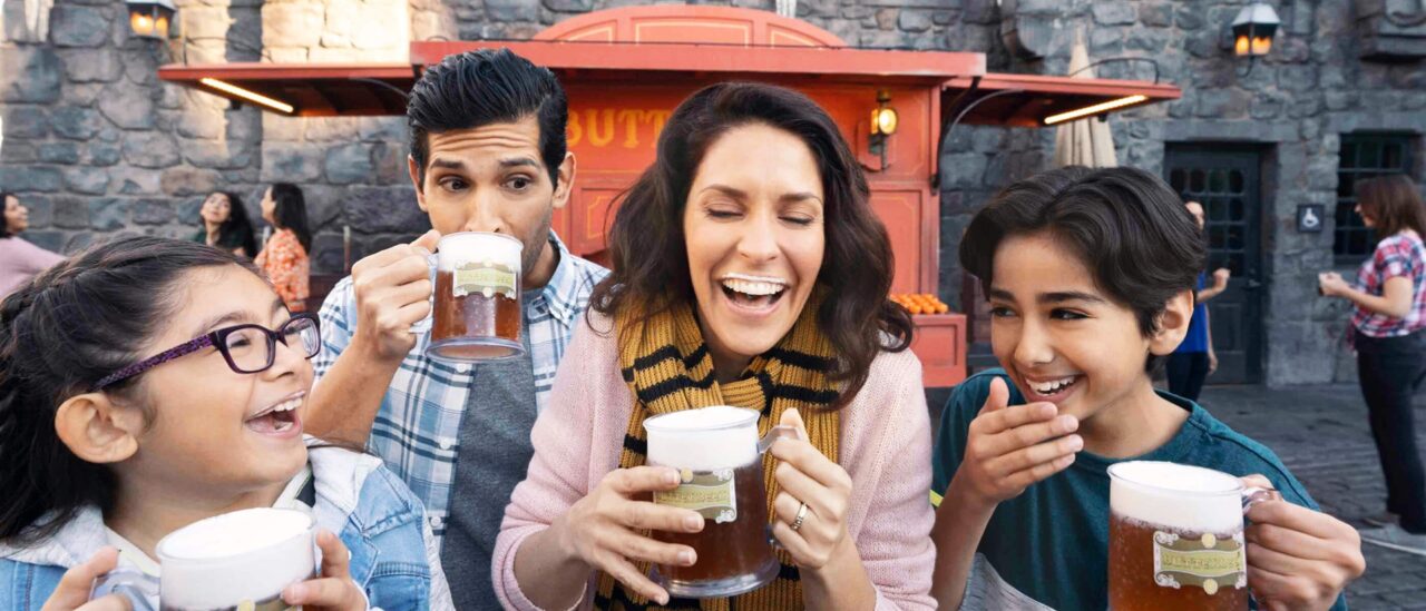 Uor Christmas 2026 Hogsmeade Butterbeer | 2026 奧蘭多環球影城聖誕節攻略|3園哈利波特聖誕+梅西百貨節日大遊行 一家人在哈利波特魔法世界的紅色推車前喝奶油啤酒