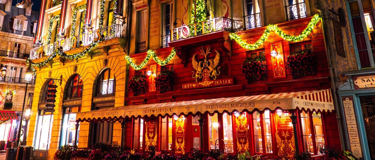Uor Christmas 2026 Ministry Of Magic | 2026 奧蘭多環球影城聖誕節攻略|3園哈利波特聖誕+梅西百貨節日大遊行 魔法部園區的店面掛滿發光的聖誕花圈