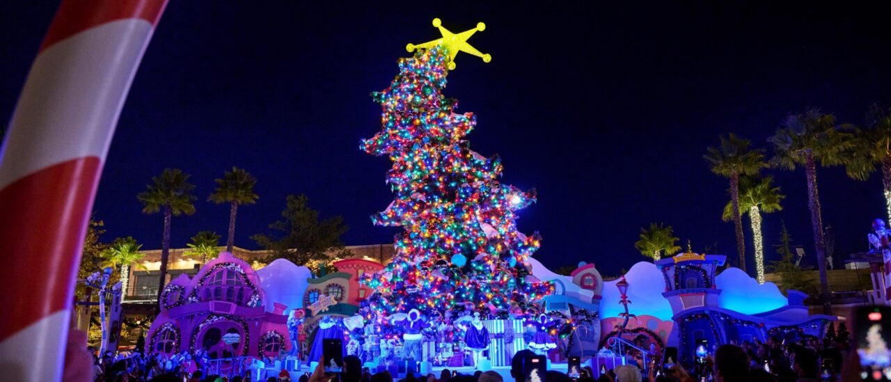 Ush Christmas 2026 Grinchmas Tree | 2026 好萊塢環球影城聖誕節&跨年派對攻略|Grinchmas 聖誕樹點燈+霍格華茲城堡聖誕光雕秀 好萊塢環球影城 Grinchmas 舞台上歪斜的大型聖誕樹亮起燈光
