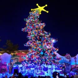 好萊塢環球影城 Grinchmas 舞台上歪斜的大型聖誕樹亮起燈光