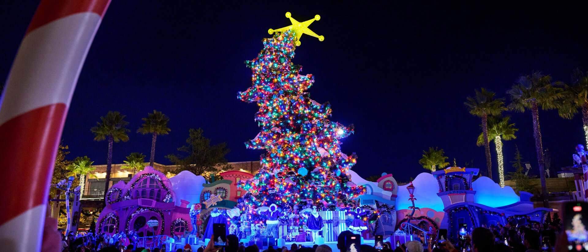 Ush Christmas 2026 Grinchmas Tree | 2026 好萊塢環球影城聖誕節&跨年派對攻略|Grinchmas 聖誕樹點燈+霍格華茲城堡聖誕光雕秀 好萊塢環球影城 Grinchmas 舞台上歪斜的大型聖誕樹亮起燈光