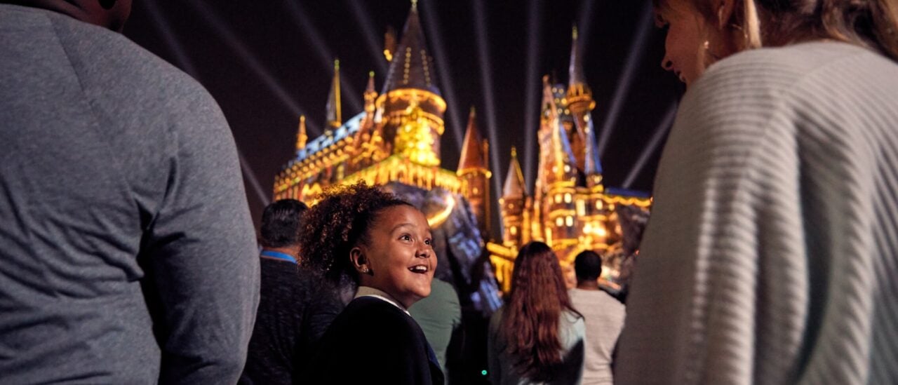 Ush Christmas 2026 Hogwarts Castle Show | 2026 好萊塢環球影城聖誕節&跨年派對攻略|Grinchmas 聖誕樹點燈+霍格華茲城堡聖誕光雕秀 小女孩回頭看媽媽,背後是霍格華茲城堡聖誕光雕秀