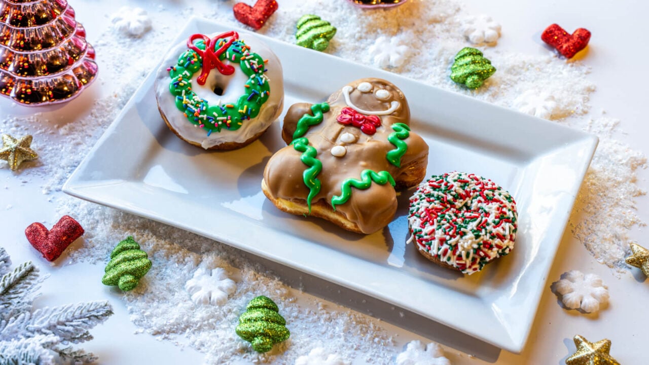 Ush Christmas 2026 Holiday Doughnuts | 2026 好萊塢環球影城聖誕節&跨年派對攻略|Grinchmas 聖誕樹點燈+霍格華茲城堡聖誕光雕秀 白色盤子上的三個聖誕造型甜甜圈:花圈、薑餅人和紅綠白彩色糖粒