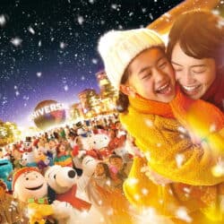日本環球影城聖誕活動主視覺,雪中的母女和史努比、艾蒙、Hello Kitty