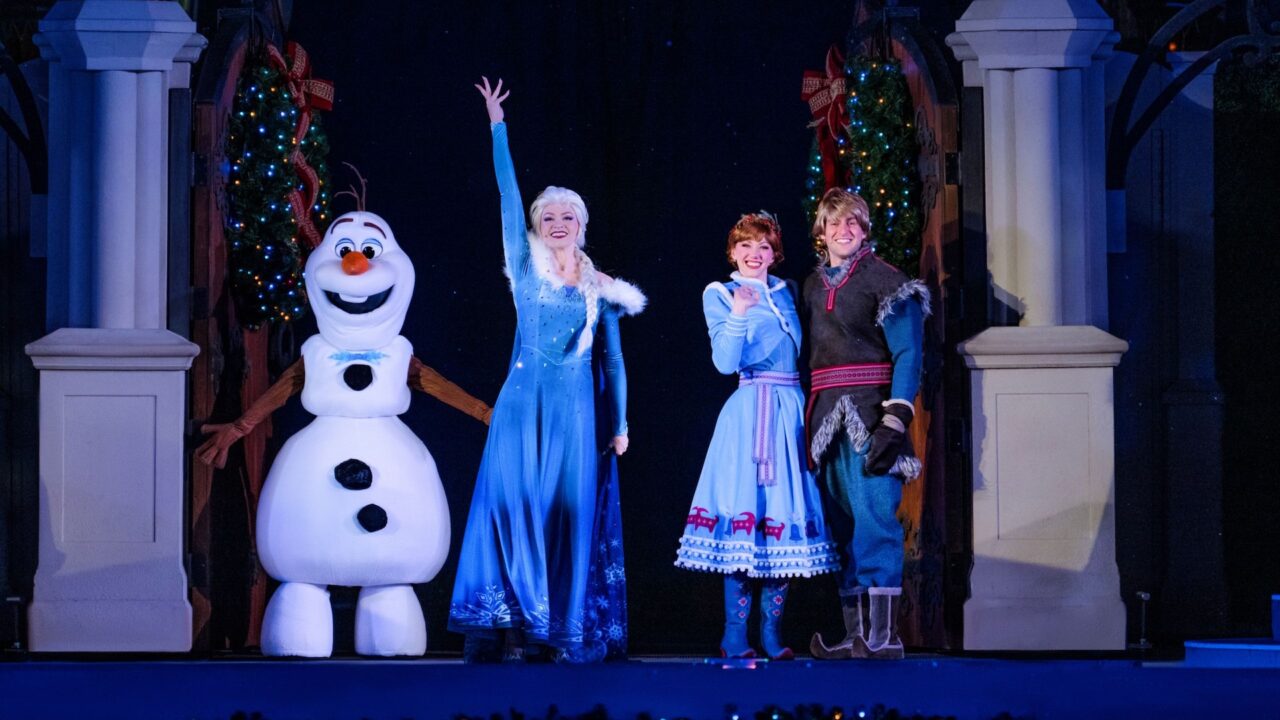 Wdw Christmas 2026 Frozen Holiday Surprise | 2026 奧蘭多迪士尼聖誕節攻略|米奇歡樂聖誕派對+冰雪奇緣城堡秀 雪寶、艾莎、安娜和克斯托夫在城堡前向觀眾打招呼