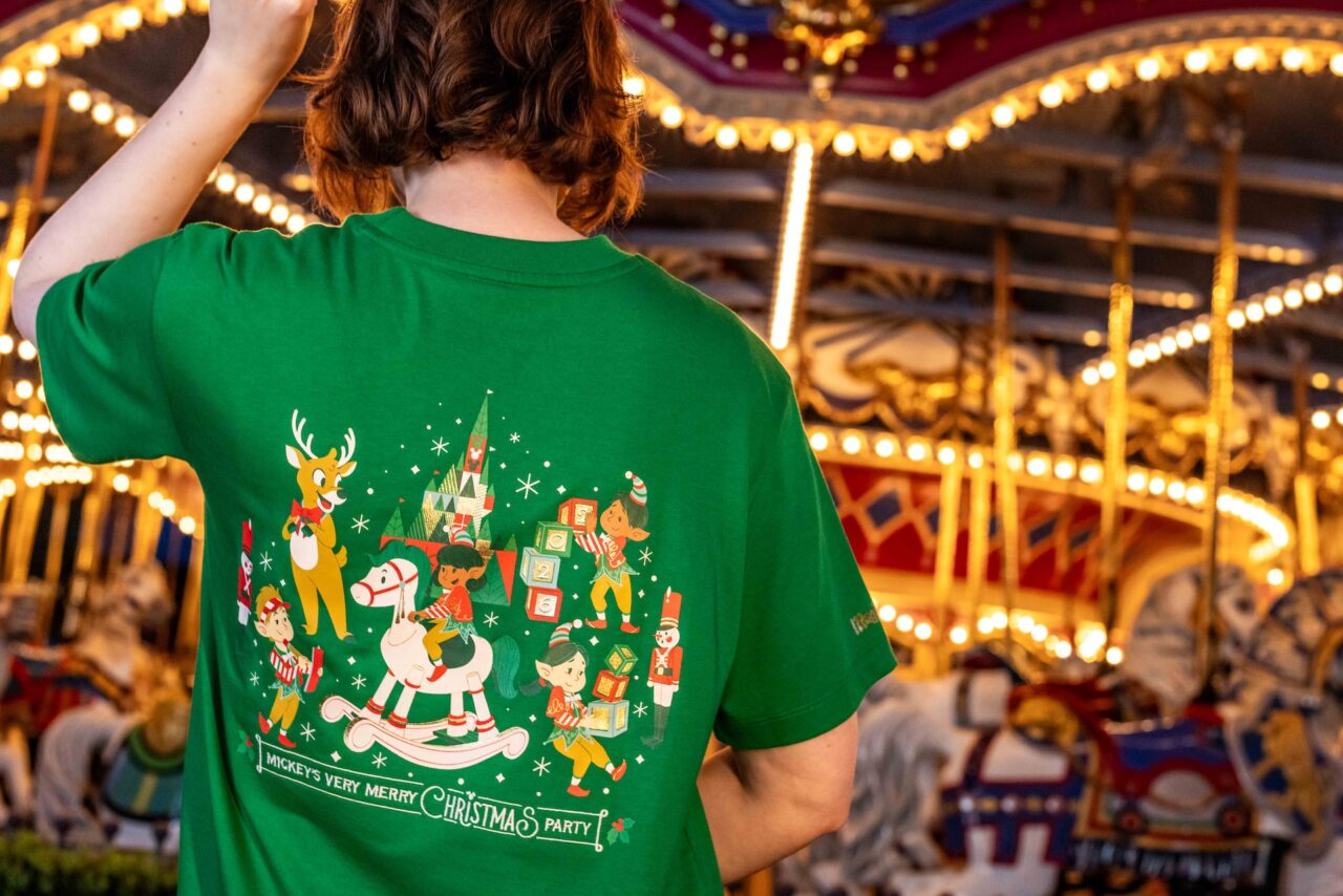 Wdw Christmas 2026 Green Tee | 2026 奧蘭多迪士尼聖誕節攻略|米奇歡樂聖誕派對+冰雪奇緣城堡秀 背面印有聖誕老人和馴鹿的綠色派對限定 T 恤