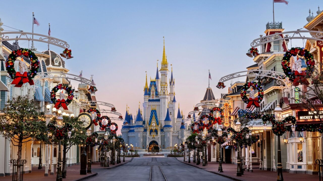 Wdw Christmas 2026 Main Street | 2026 奧蘭多迪士尼聖誕節攻略|米奇歡樂聖誕派對+冰雪奇緣城堡秀 掛滿聖誕裝飾的美國小鎮大街,遠方是灰姑娘城堡