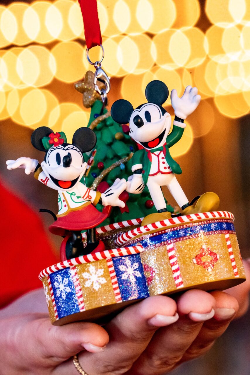 Wdw Christmas 2026 Ornament | 2026 奧蘭多迪士尼聖誕節攻略|米奇歡樂聖誕派對+冰雪奇緣城堡秀 米奇和米妮站在聖誕樹前的派對限定聖誕吊飾