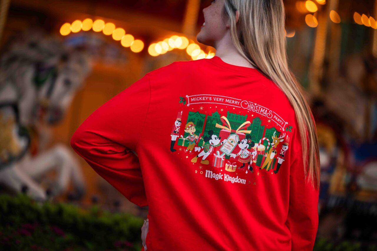 Wdw Christmas 2026 Red Pullover | 2026 奧蘭多迪士尼聖誕節攻略|米奇歡樂聖誕派對+冰雪奇緣城堡秀 背面印有米奇和朋友的紅色派對限定套頭衫