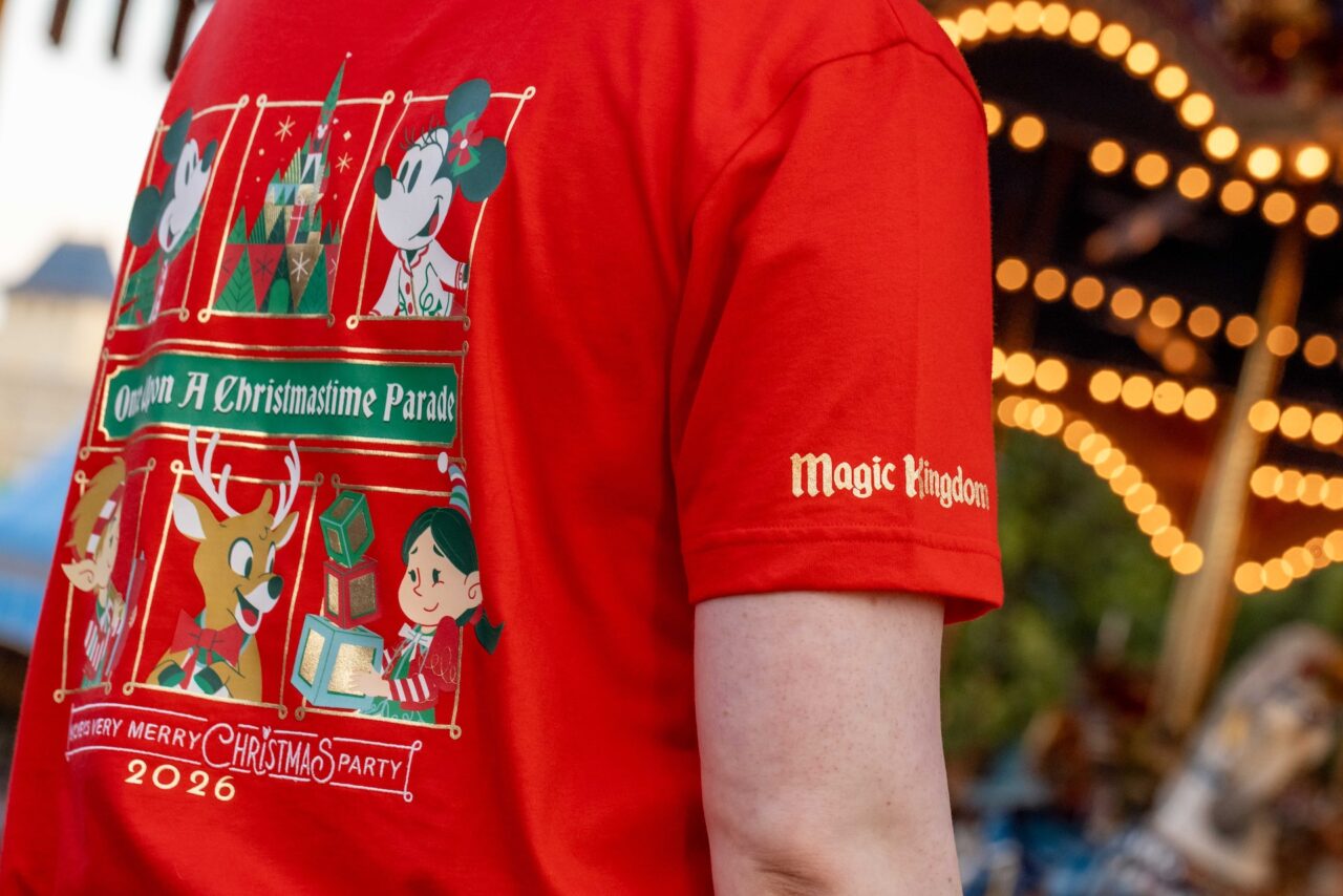 Wdw Christmas 2026 Tee Detail | 2026 奧蘭多迪士尼聖誕節攻略|米奇歡樂聖誕派對+冰雪奇緣城堡秀 印有2026年聖誕遊行圖案的紅色派對限定 T 恤